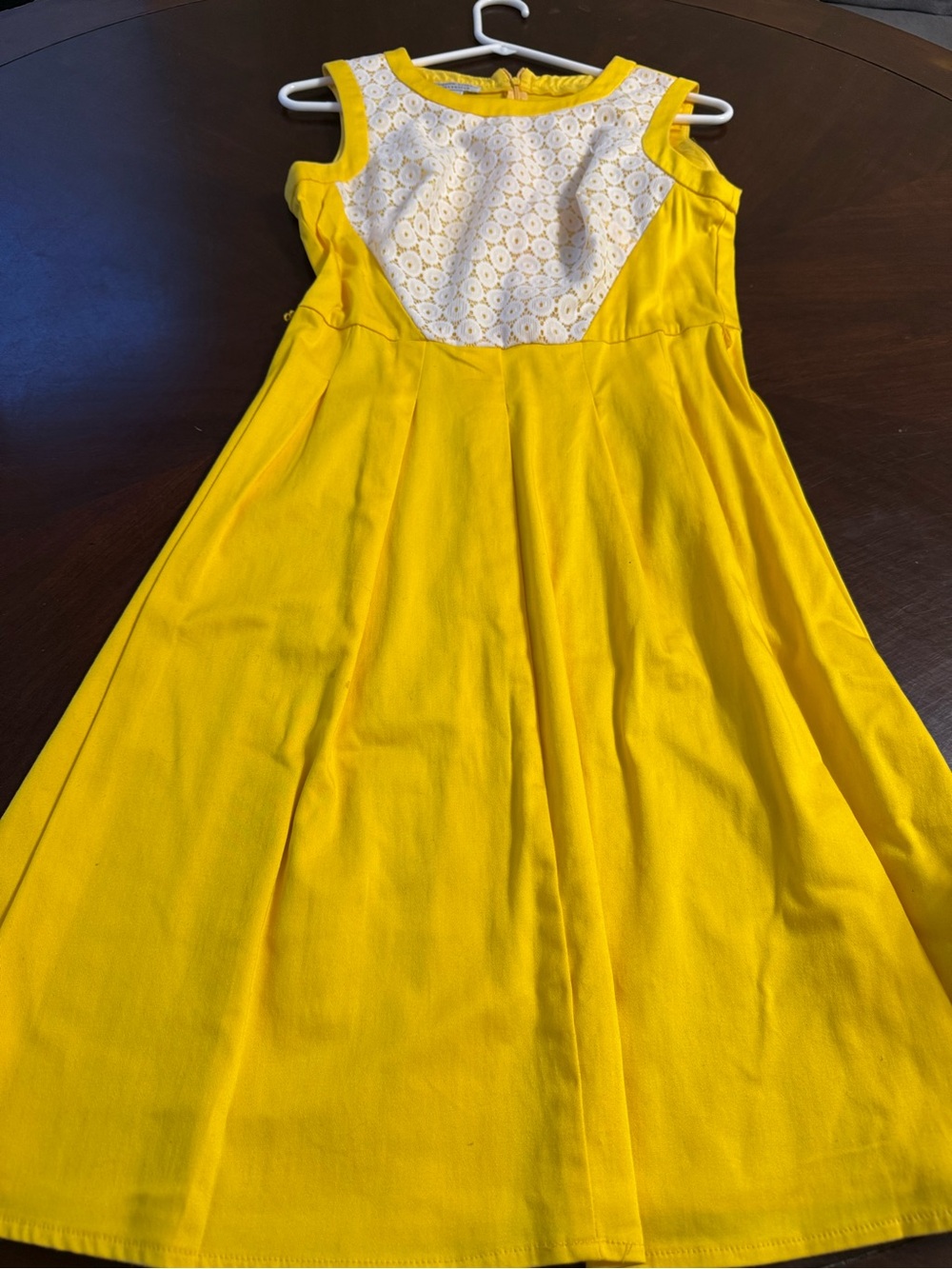 London Style Yellow Sleeveless Dress with White Lace Yoke